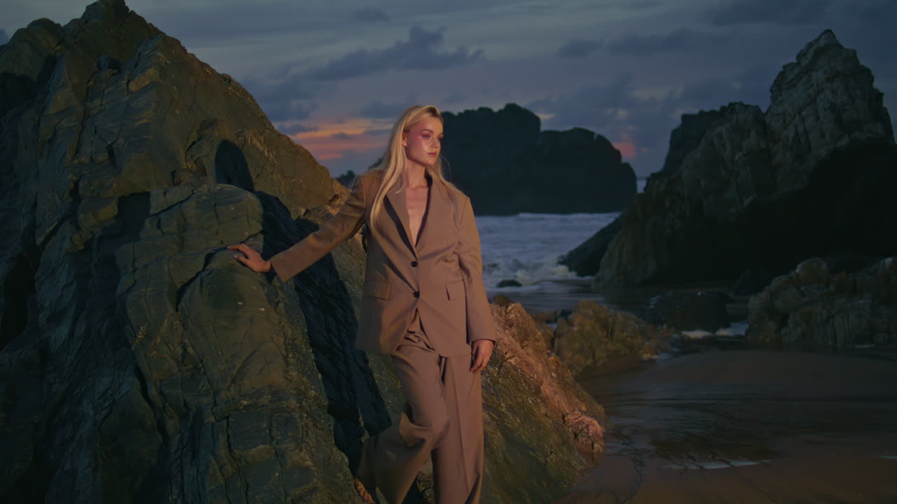 modelo profesional posando en la costa oscura por la noche.