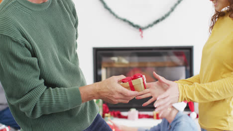 Fröhliche-Gruppe-Verschiedener-Freunde,-Die-Weihnachtsgeschenke-öffnen