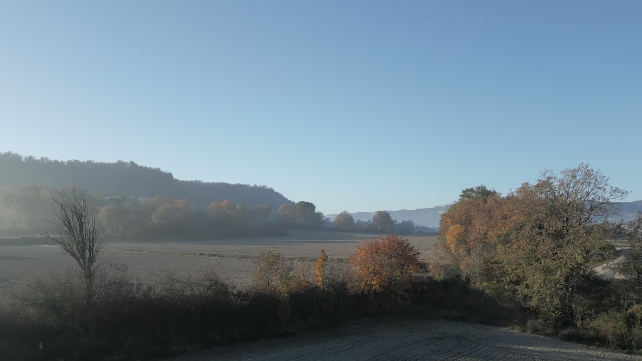 드론은 스페인 바르셀로나 시골의 겨울 해안, 계곡, 산의 배경에서 낮은 농업, 건조한 을 날아다닙니다.