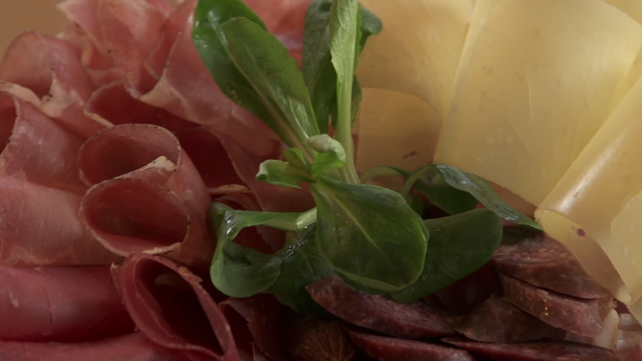 trocitos de carne, tocino, jamón y queso secados al aire, rotando