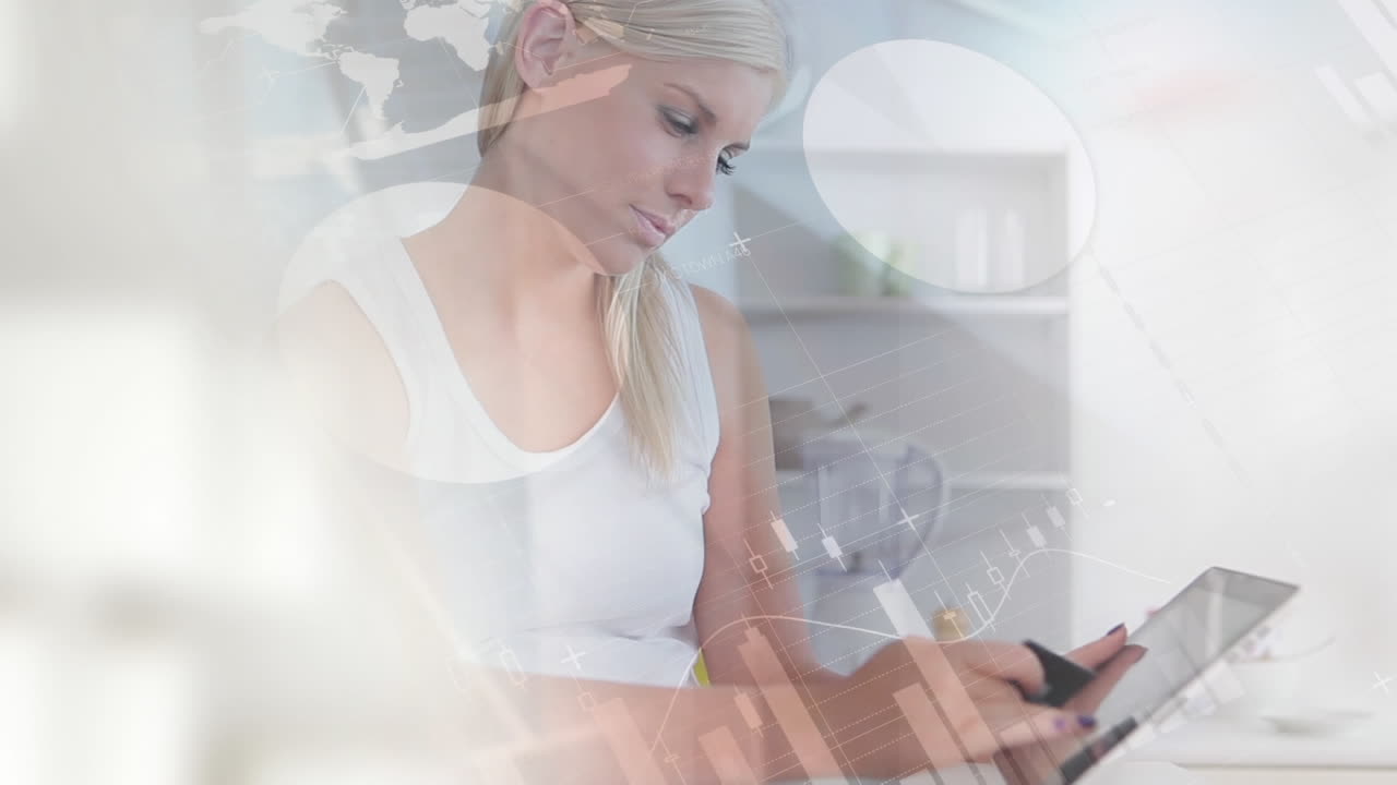 animación del procesamiento de datos financieros sobre la mujer que paga en línea con tarjeta de crédito