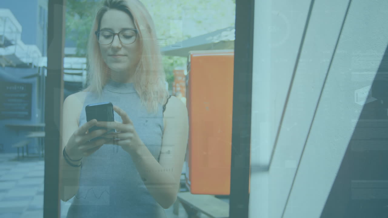 анимация обработки статистики над улыбающейся женщиной, использующей смартфон