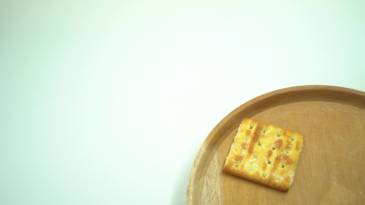 galleta de navidad sobre el plato de madera, tenedor y cuchara con fondo blanco.
