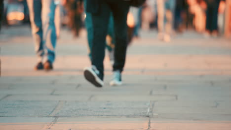 personas caminando por una calle de la ciudad