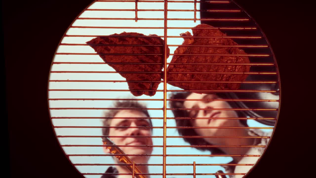 amigos asando un filete al aire libre