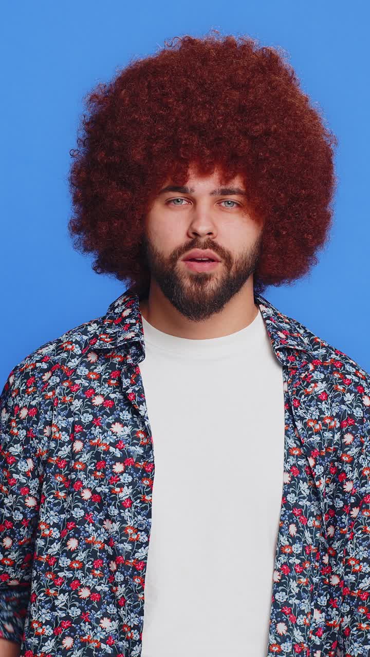 hombre apuntando a sus ojos y la cámara muestra que te estoy viendo espiar gestos mirando a alguien