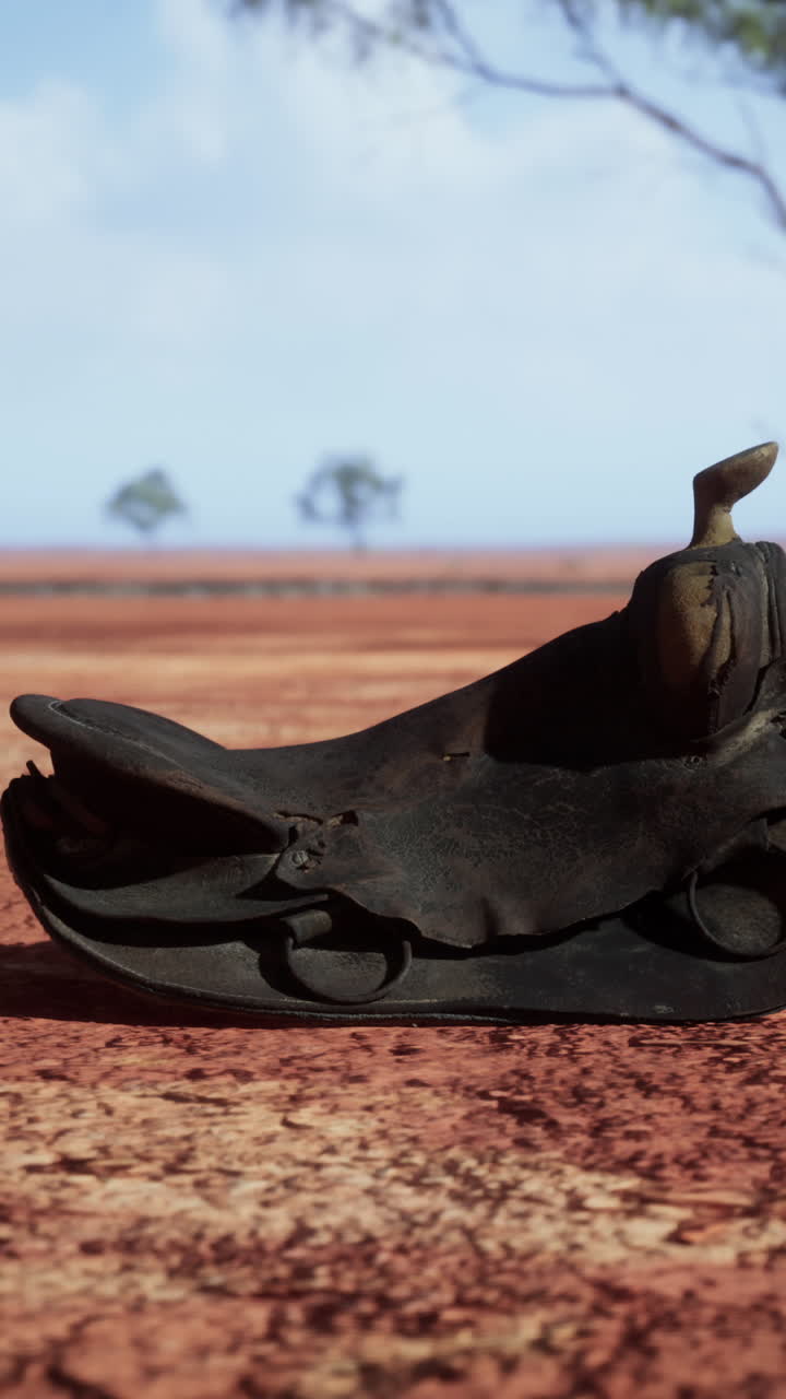 primer plano de una vieja silla de cuero en un paisaje desértico