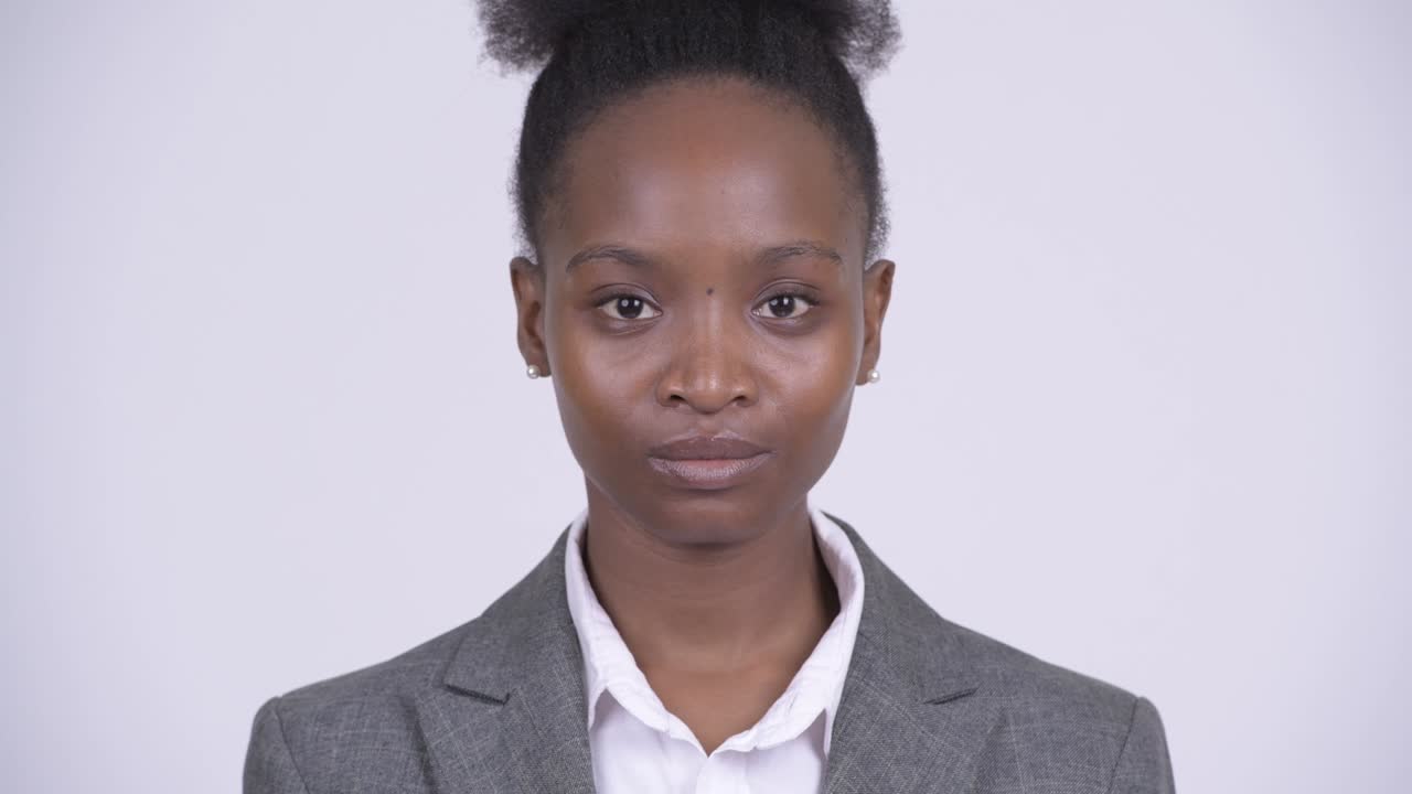 el rostro de una feliz joven mujer de negocios africana