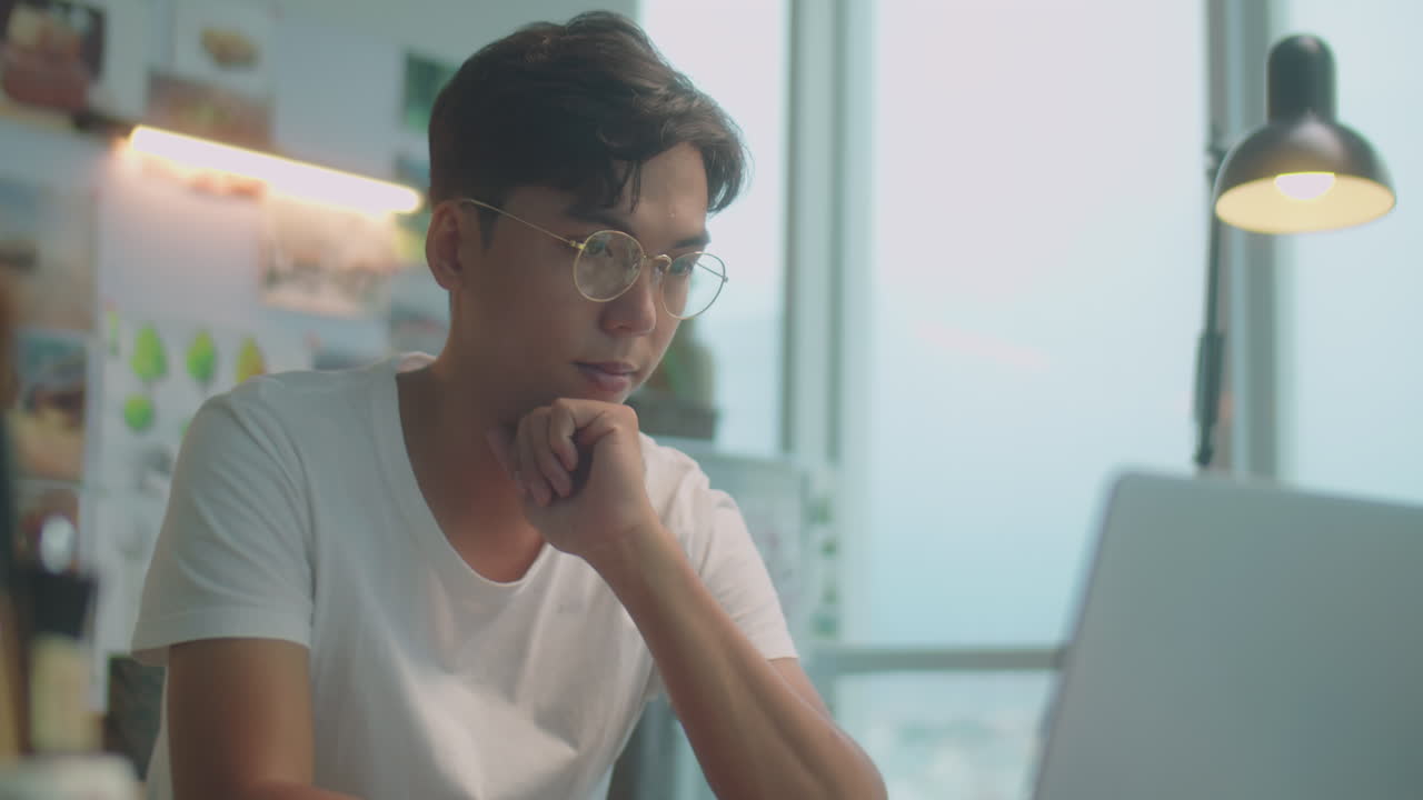 亞洲設計師在藝術工作室使用手提電腦工作