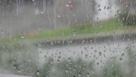 Regentropfen-Auf-Fenster,-Regnerischer-Tag,