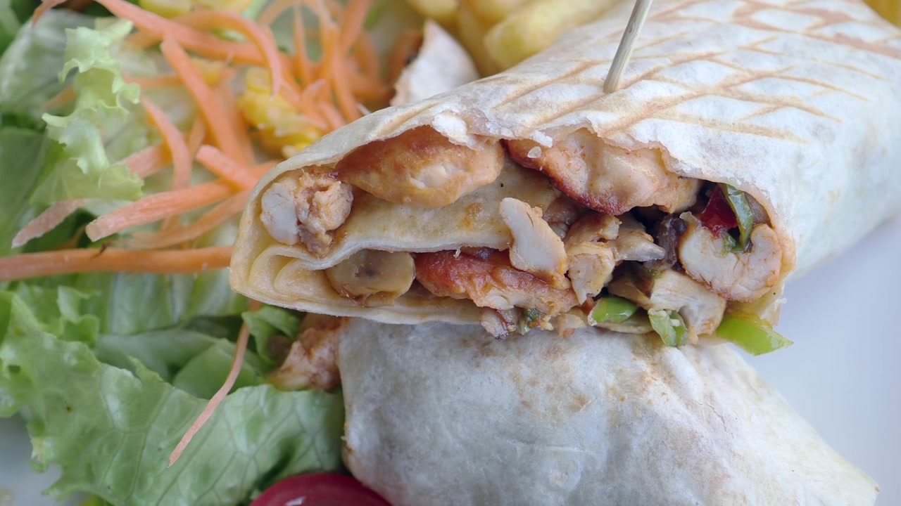 Wrap Ayam Panggang Disajikan dengan Salad Segar dan Kentang Goreng