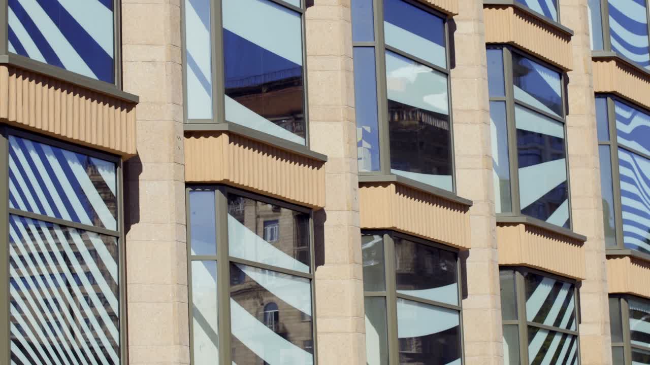 edificio moderno con grandes ventanas