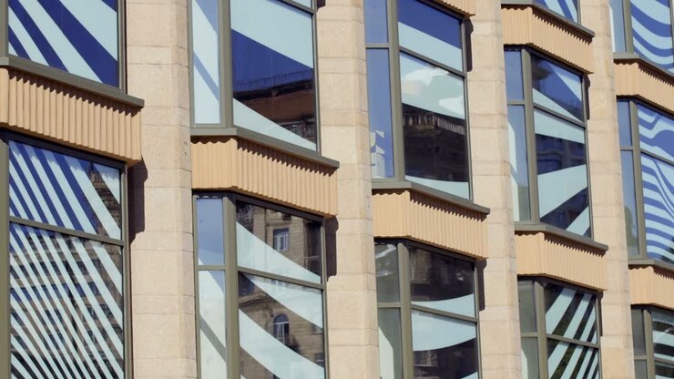 Edificio moderno con grandi finestre.