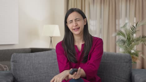 Mujer-India-Cansada-Y-Soñolienta-Viendo-La-Televisión