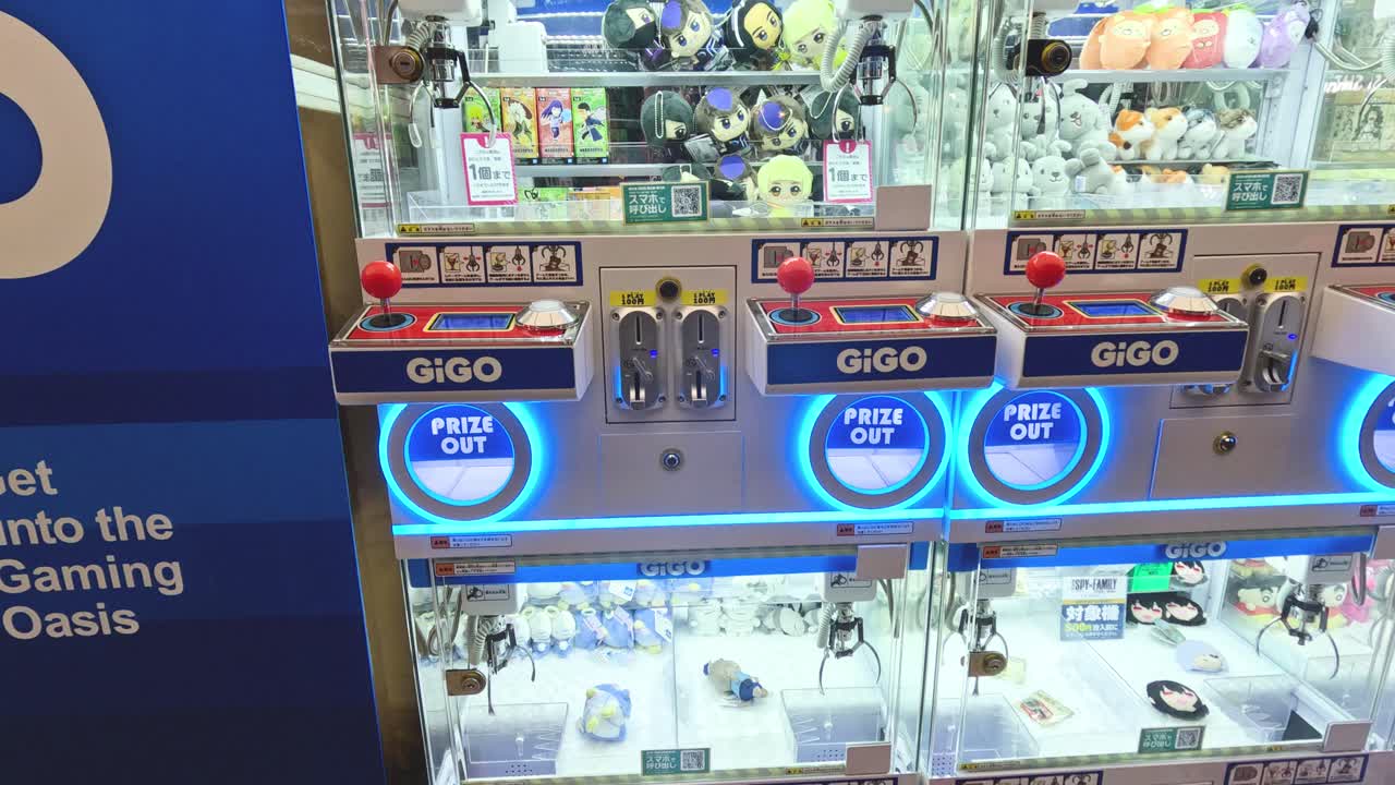 클로우 머신에서 상금을 얻으려는 플레이어