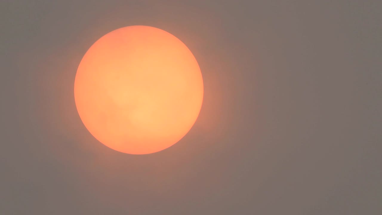 사하라 먼지와 산불 연기가 왼쪽에서 오른쪽으로 움직이는 빛이 가려져 있습니다.