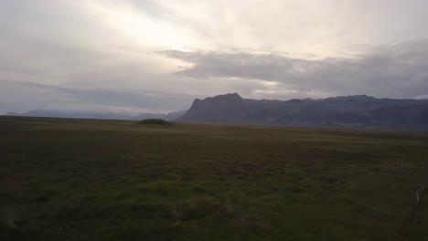 Luftaufnahmen-Von-Grünen-Feldern-Während-Eines-Bewölkten-Sommersonnenuntergangs-Auf-Der-Halbinsel-Snaefellsness,-Island