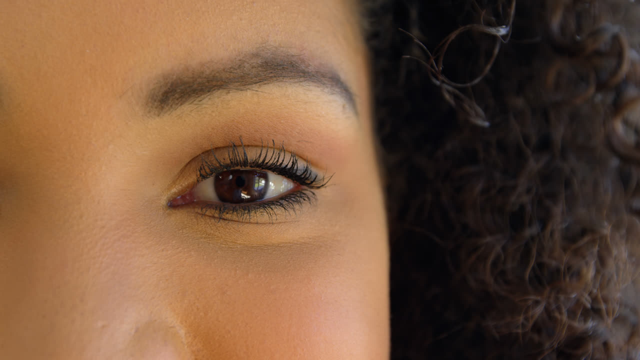 primer plano de una hermosa mujer mirando a la cámara 4k