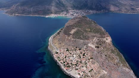 tomada de avión no tripulado de la ciudad de monemvasia en la costa este del peloponeso rodeada de mar, grecia