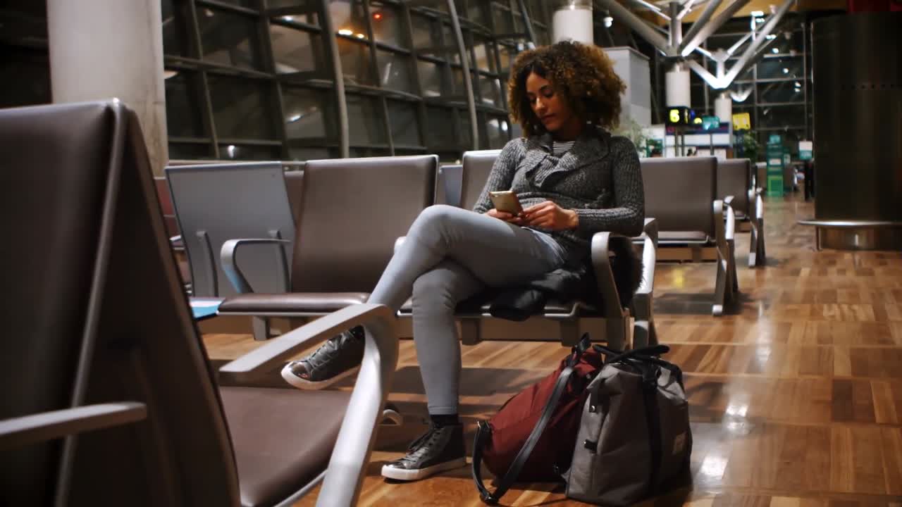 pasajeros que usan teléfonos móviles en el área de espera 4k