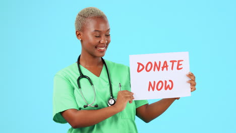 doctor, donar ahora firmar y mujer negra en azul