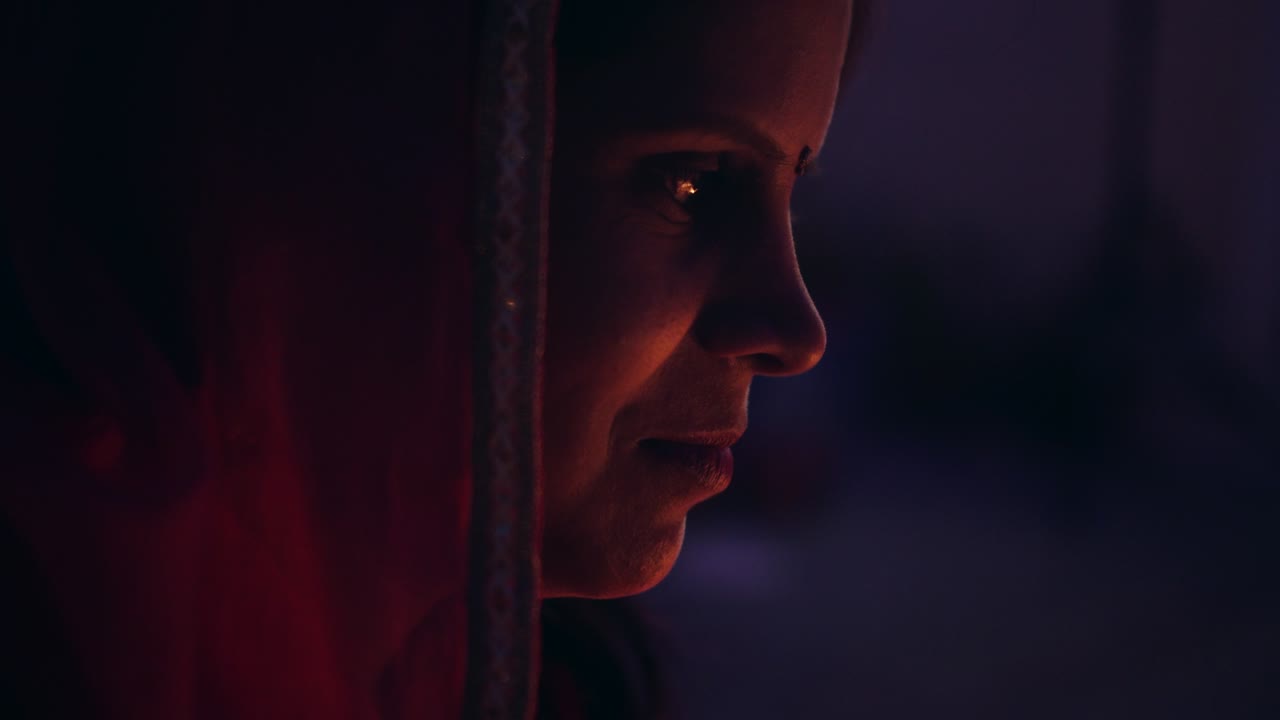 familia india decorando el hogar para las festividades tradicionales de diwali