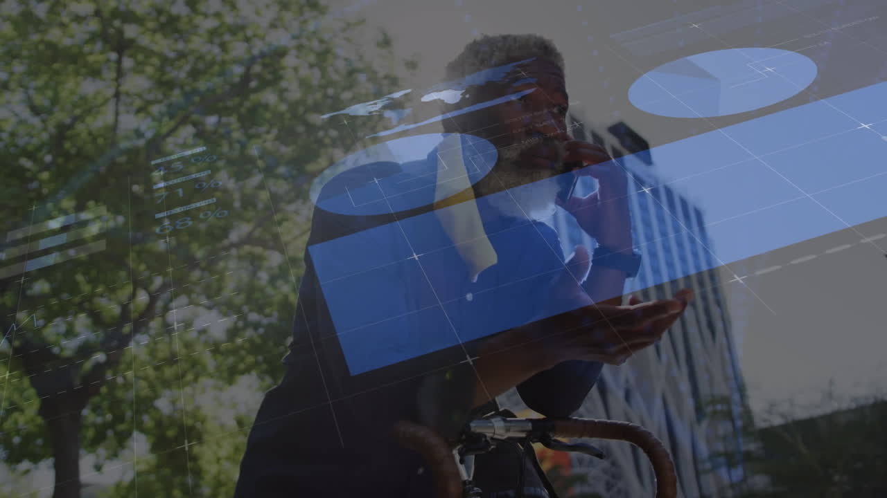 animación de procesamiento de datos sobre hombre afroamericano con bicicleta hablando en teléfono inteligente en la calle