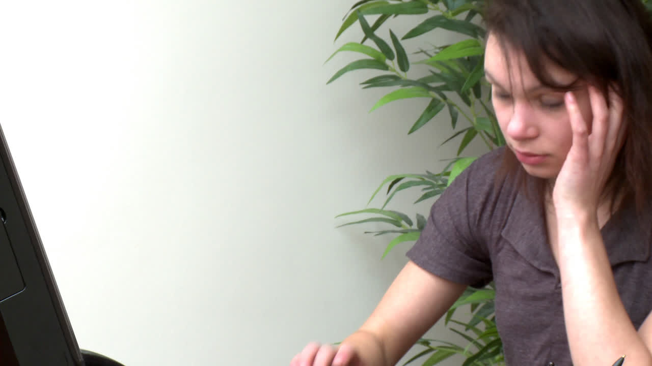 컴퓨터 에서 일 하는 화가 난 여자