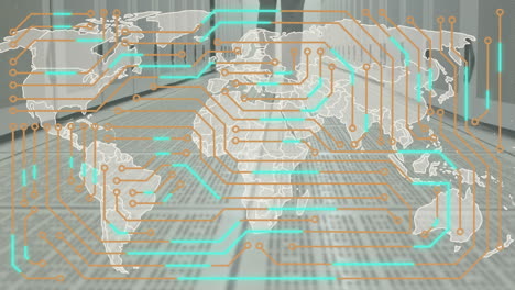 animación de la placa de circuito y el mapa en movimiento sobre la sección baja del hombre caminando en la sala del servidor