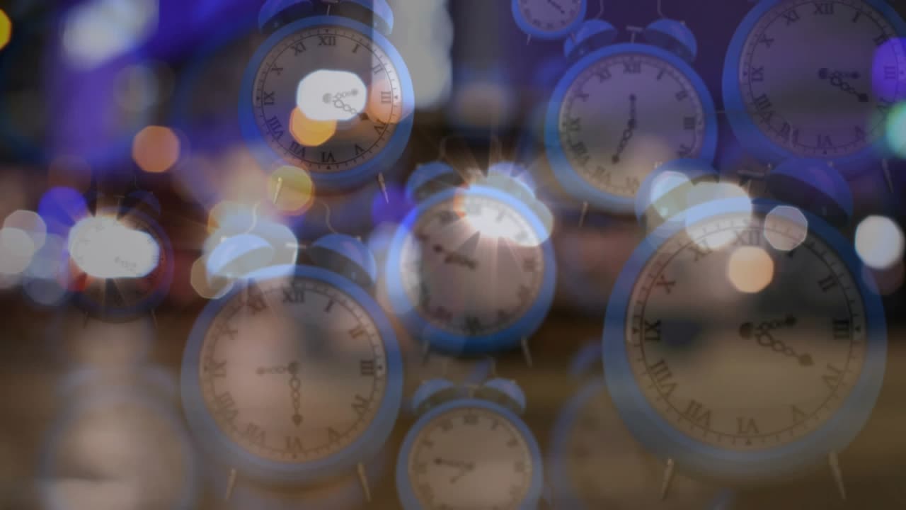 No início, um agrupamento de relógios com moldura azul, enquanto luzes bokeh urbanas mudam, mostrando o fluxo do tempo.