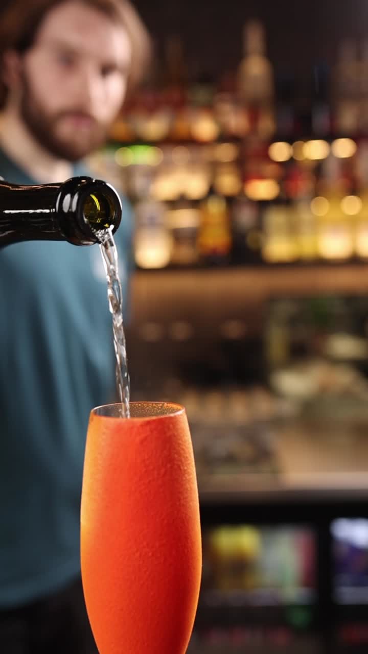Versare un cocktail