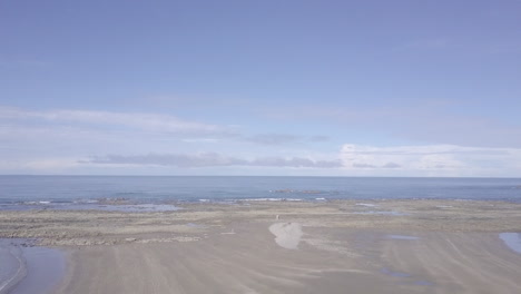 Luftaufnahme,-Die-über-Den-Sand-Fliegt,-Der-Zum-Walschwanzförmigen-Felspunkt-Von-Punta-Uvita-In-South-Puntarenas,-Costa-Rica,-Führt