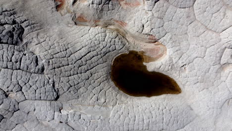 Drohnenaufnahme-Von-Oben-Nach-Unten-Einer-Weißen-Wasserablagerung-In-Der-Weißen-Tasche-Im-Vermillion-Cliffs-National-Monument,-Arizona,-Vereinigte-Staaten