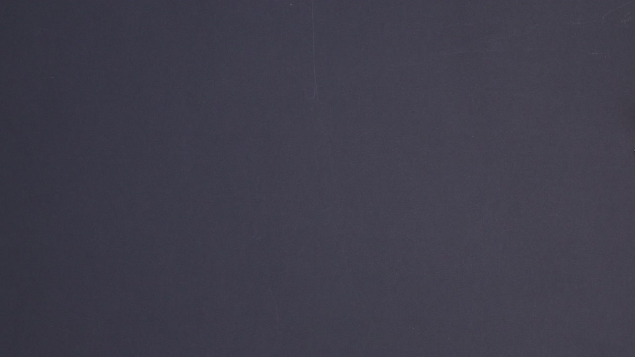 Miljøvenligt, affaldsfrit bambusbestik vises på sort baggrund. Stop-motion.