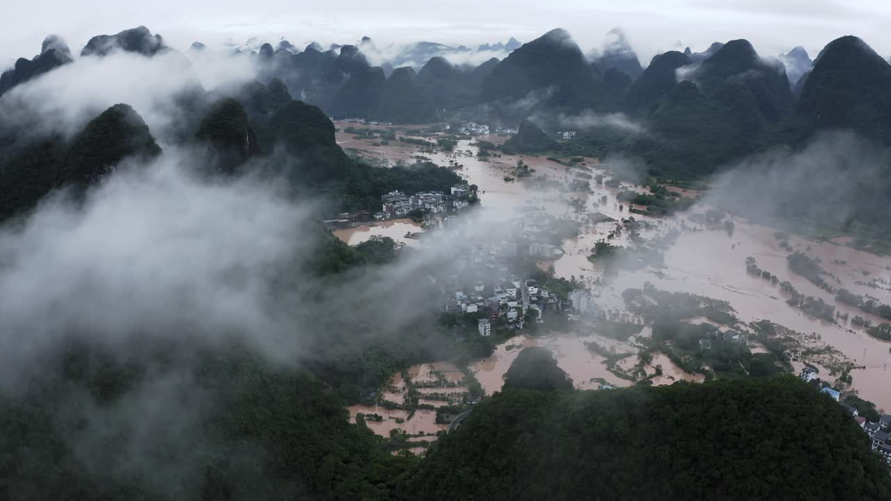 inundaciones de china en un paisaje montañoso kárstico remoto, desastre natural de guangxi, antena