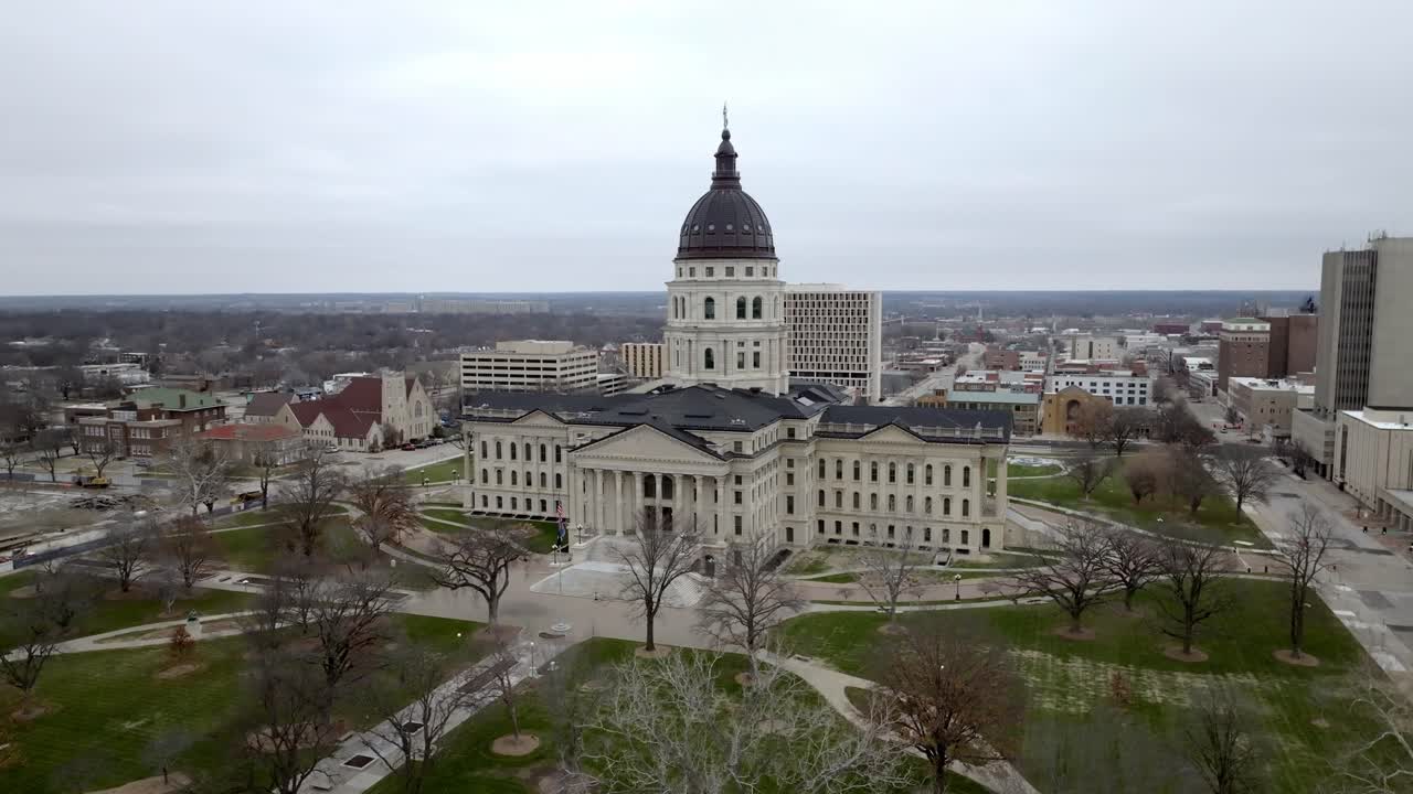 Kansas delstatsregeringsbygning i Topeka, Kansas med dronevideo, der bevæger sig i en cirkel