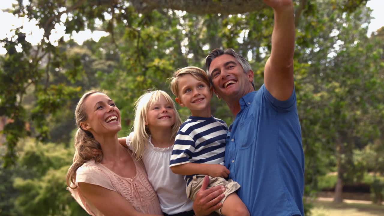 familia feliz tomando una selfie en el parque