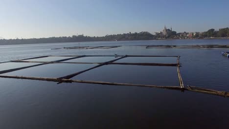 la estructura de cabañas de bambú para la acuicultura local proporciona las necesidades domésticas de alimentos de la pequeña comunidad agrícola rural en el lago sampaloc, laguna.