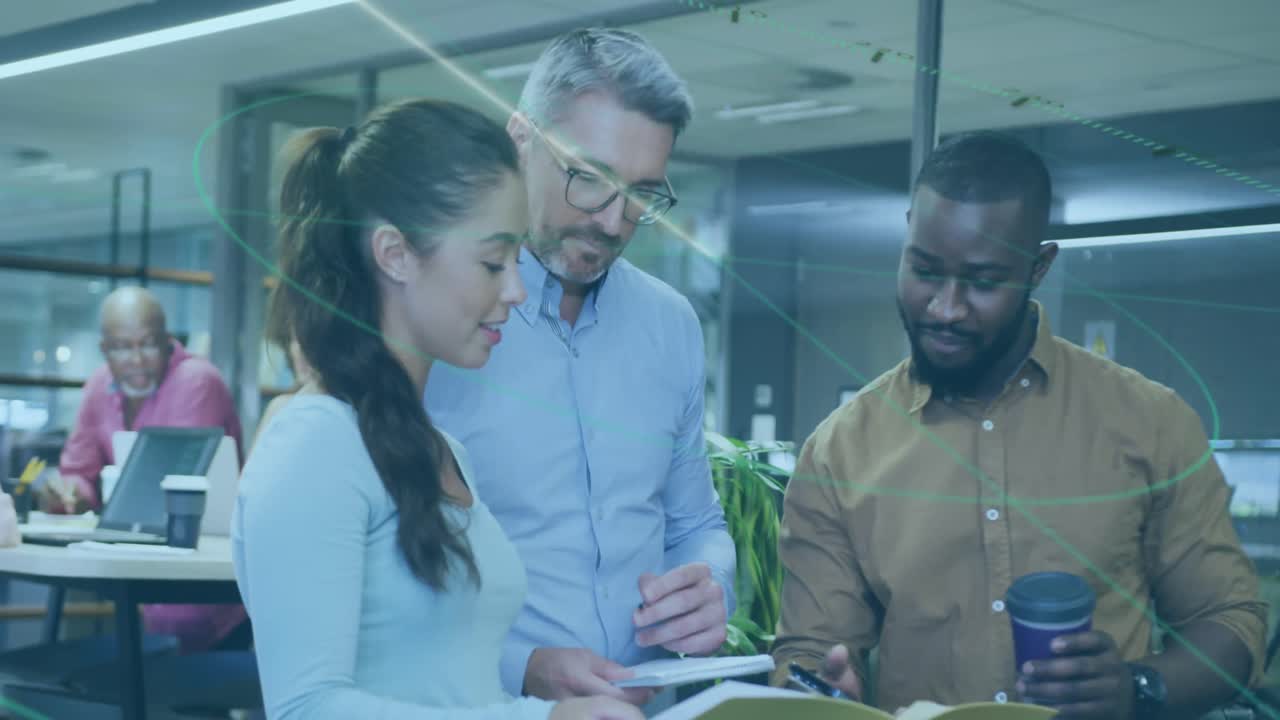 animación de conexiones y procesamiento de datos sobre personas de negocios en la oficina