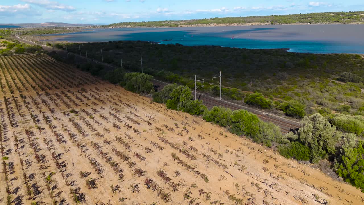 터쿠이즈 호수와 기차 트랙 근처의 농장 풍경, 경치 좋은 프랑스 풍경, 구름이 많은 날씨.