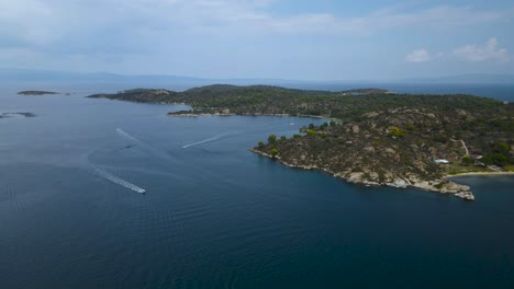 4k-drohnenclip, der sich langsam über einer tropischen insel in der bucht von vourvourou in chalkidiki, nordgriechenland, dreht