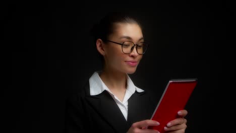 la mujer de negocios lee el documento, asente con la cabeza y mira a la cámara.