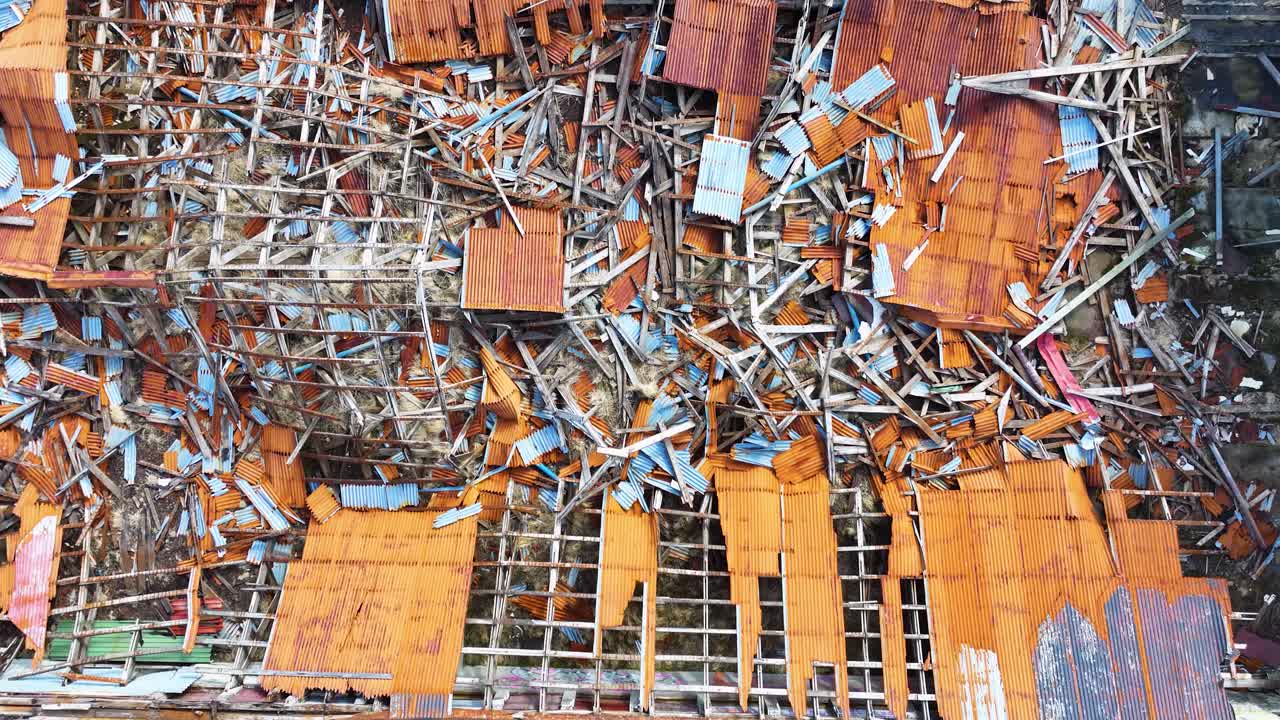 멀리 떨어진 아이슬란드 농장은 여러 단계의 붕괴를 겪고 있으며, 붕괴된 지붕, 어져 있는 잔해, 그리고 멀리서 보이는 평온한 호수 등이 자연의 회복력을 보여준다.