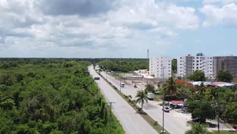 Vista-Aérea-De-La-Autopista-Juan-Dolio-En-República-Dominicana,-Tráfico-Ligero-Con-Hoteles-Turísticos-Y-Playa-En-Vista-De-Fondo