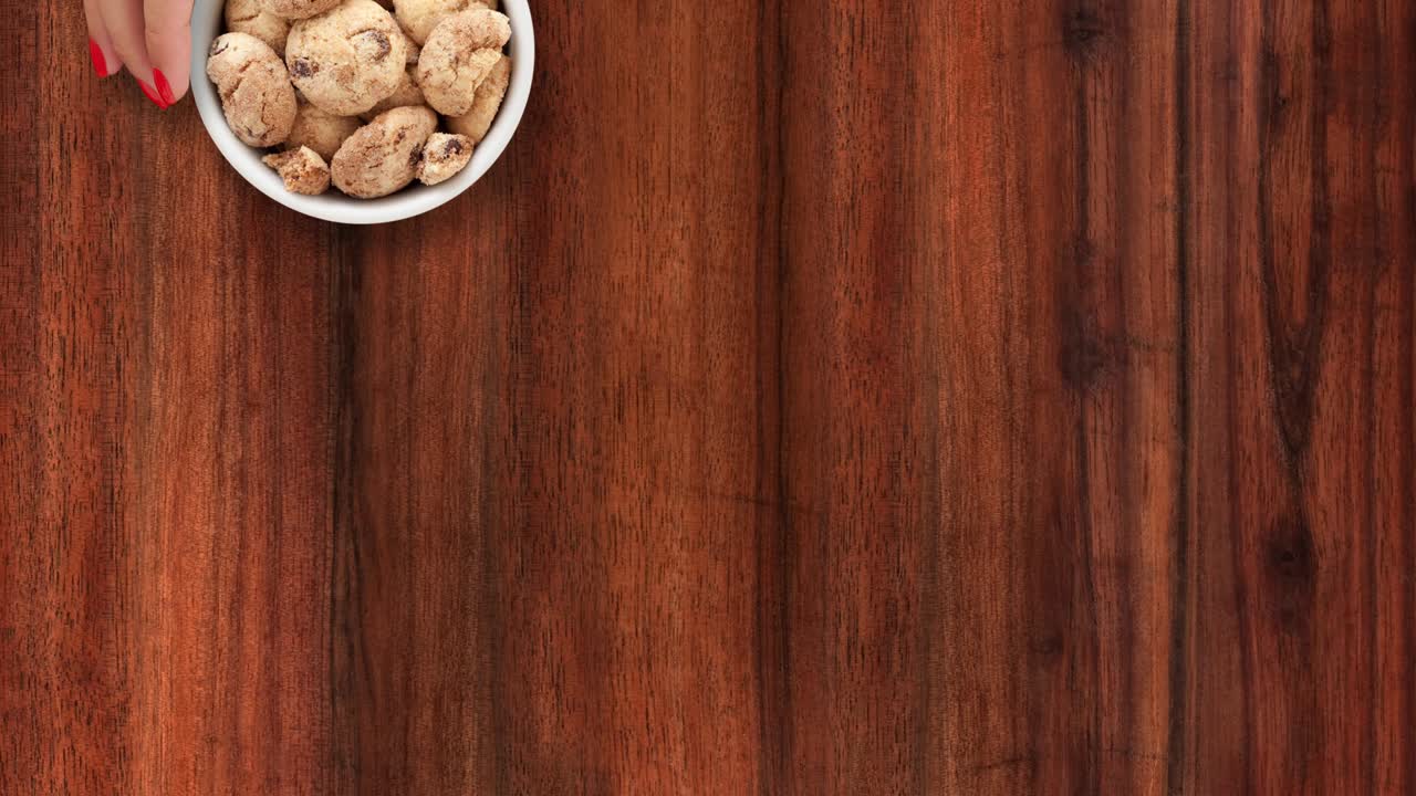 Aanbieden van chocolate chip koekjes