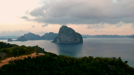 Vista-Aérea-De-La-Isla-Pinagbuyutan-Al-Atardecer-Desde-La-Playa-De-Las-Cabanas,-El-Nido,-Palawan,-Filipinas