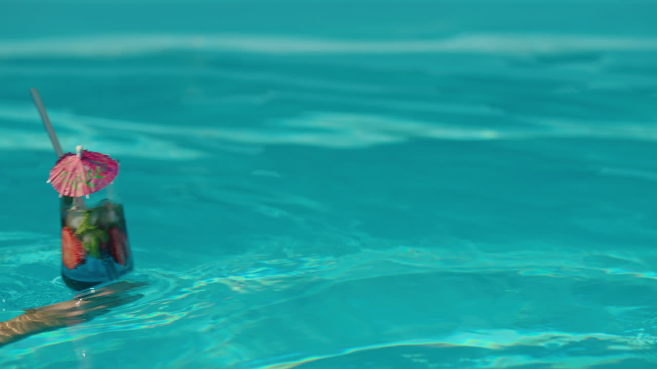 Freunde genießen Cocktails im Pool