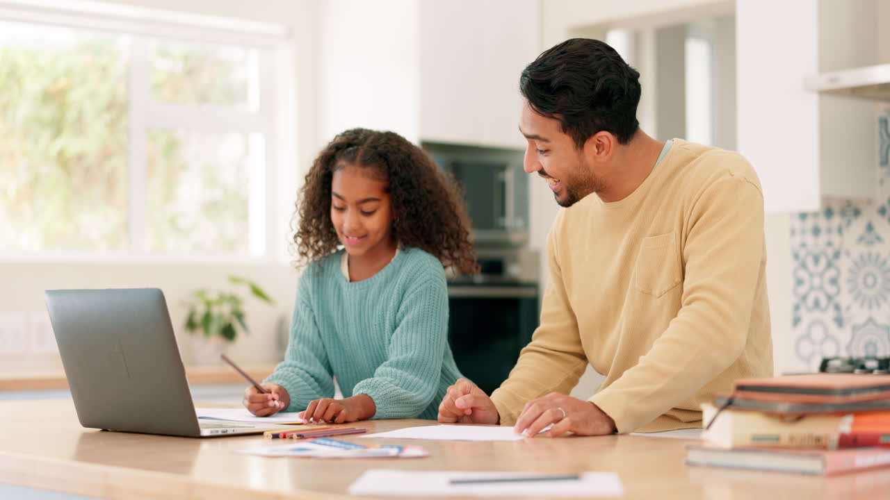 Laptop, onderwijs en een meisje dat nadenkt met haar vader