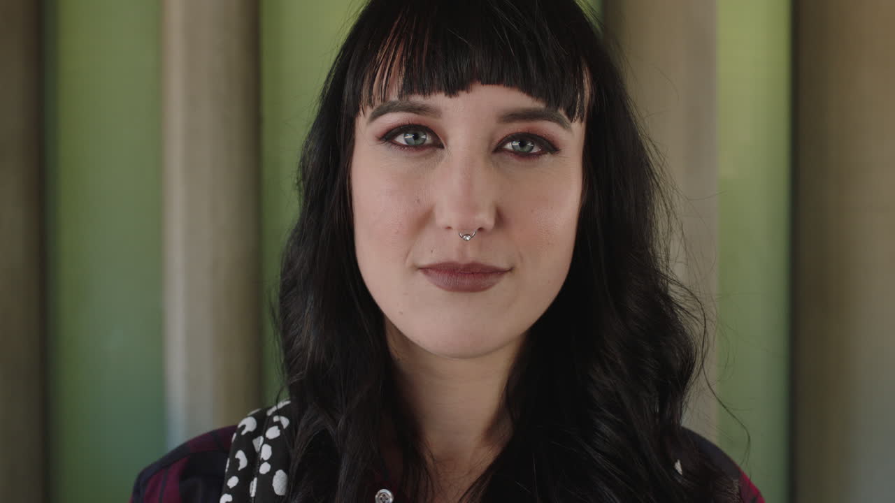 retrato de una mujer morena mirando pensativa mirando fijamente