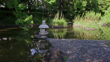 Patos-En-Un-Estanque-De-Jardín-De-Estilo-Japonés